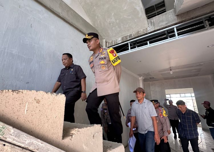 Kabupaten Bekasi - Kepala Dinas Cipta Karya dan Tata Ruang Kabupaten Bekasi, Benny Sugiarto Prawiro saat mendampingi Kapolres Metro Bekasi, Kombes Pol. Mustofa melakukan pengecekan progres pembangunan gedung baru Kantor Polsek Babelan, Selasa (23/9/2025). Foto: Ist/Gobekasi.id.