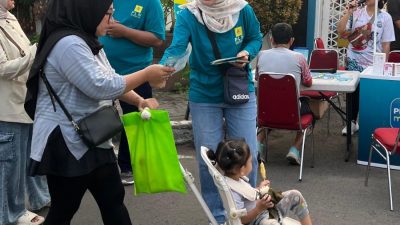 Kota Bekasi - PLN hadir langsung di tengah aktivitas masyarakat melalui kegiatan yang dilaksanakan di Car Free Day Jalan Ahmad Yani Kota Bekasi, pada Minggu (14/9/2025). Foto: Ist/Gobekasi.id.