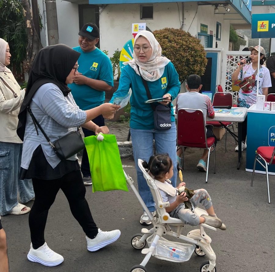 Kota Bekasi - PLN hadir langsung di tengah aktivitas masyarakat melalui kegiatan yang dilaksanakan di Car Free Day Jalan Ahmad Yani Kota Bekasi, pada Minggu (14/9/2025). Foto: Ist/Gobekasi.id.
