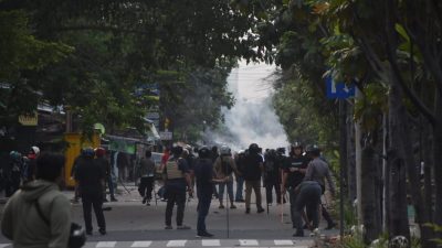 Kota Bekasi - Petugas Kepolisian Resort Metropolitan Bekasi Kota saat menghalau massa tak dikenal yang hendak melakukan aksi anarkis, Minggu (31/9/2025). Foto: Septian/Gobekasi.id.