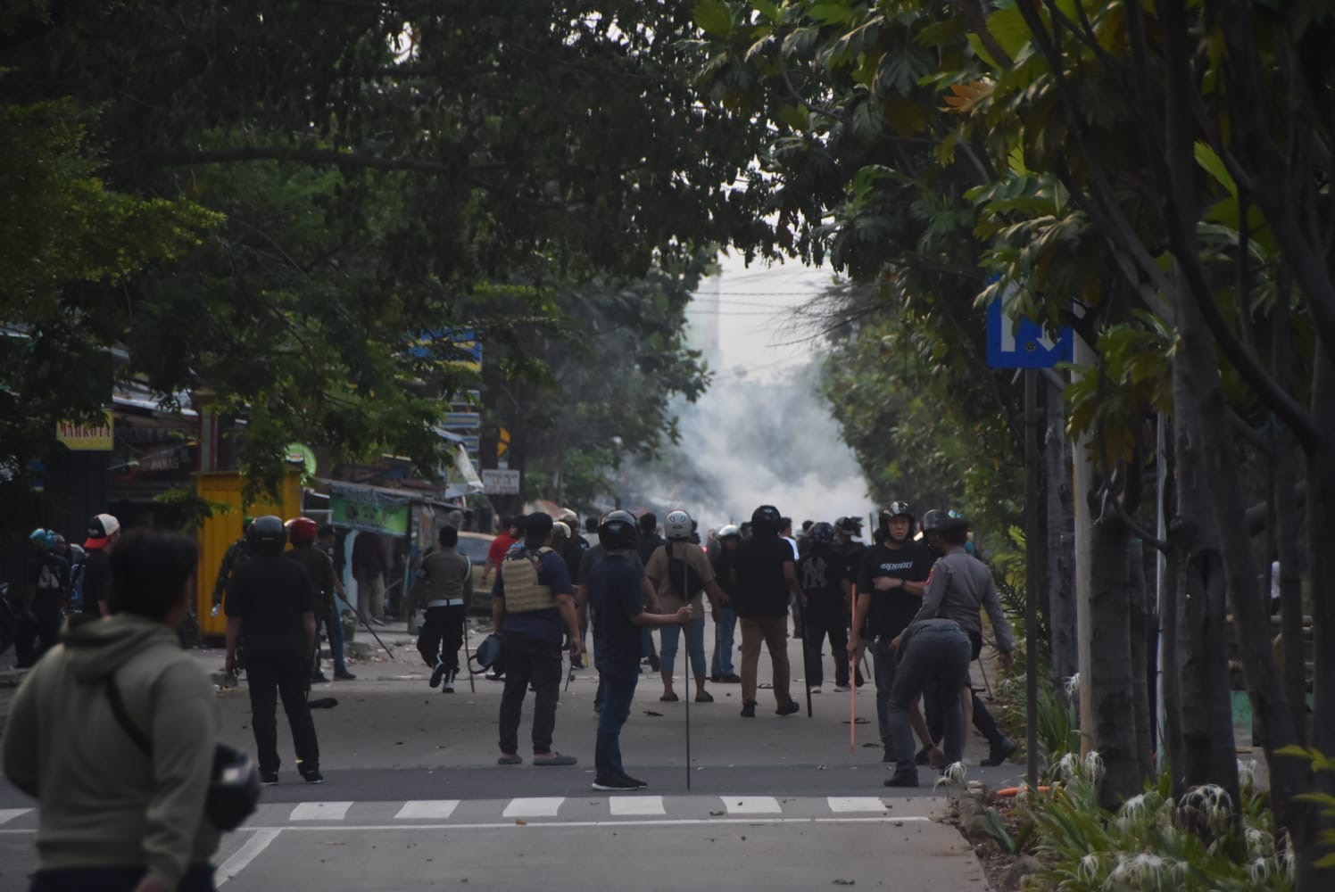 Kota Bekasi - Petugas Kepolisian Resort Metropolitan Bekasi Kota saat menghalau massa tak dikenal yang hendak melakukan aksi anarkis, Minggu (31/9/2025). Foto: Septian/Gobekasi.id.