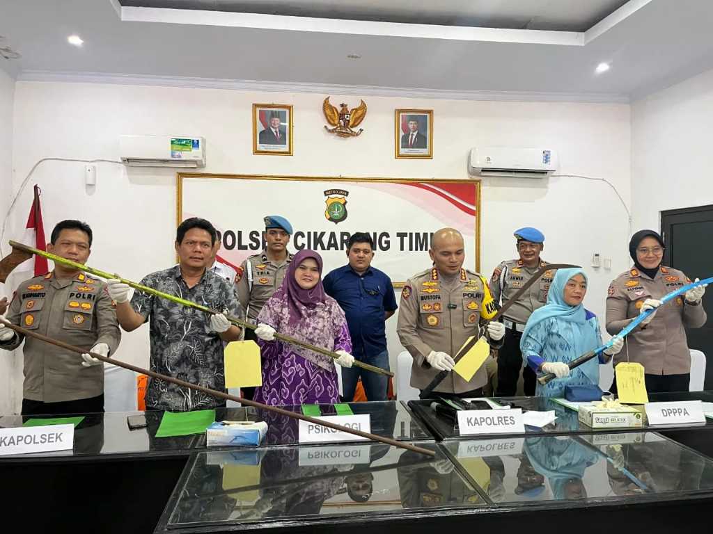 Kota Bekasi - Kapolres Metro Bekasi, Kombes Mustofa melakukan gelar perkara tawuran yang mana warga menjadi korbannya, Kamis (11/9/2025). Foto: Ist/Gobekasi.id.