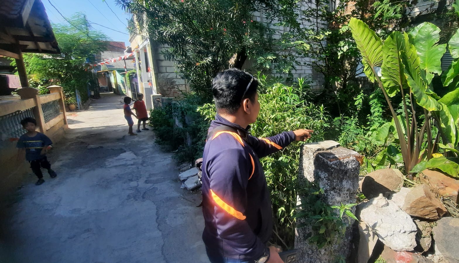 Kota Bekasi - Warga menunjukan lokasi penean jasad bayi di area makam keluarga di Jalan Sarbini RT 04 RW 014, Selasa (2/9/2025). Foto: Septian/Gobekasi.id.