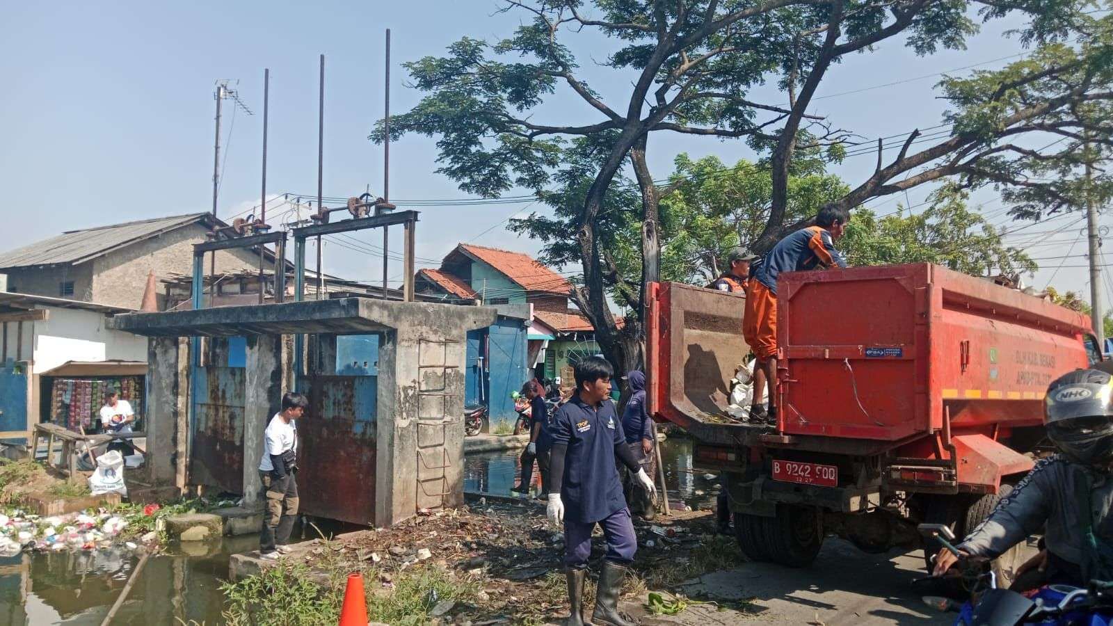 Kabupaten Bekasi - Unit Pelaksana Teknis Daerah (UPTD) Wilayah 4 Dinas Lingkungan Hidup Kabupaten Bekasi mengangkut sampah di Desa Sukaraya Kecamatan Karangbahagia, Kabupaten Bekasi. Foto: Ist/Gobekasi.id.