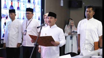 Kabupaten Bekasi - Bupati Bekasi Ade Kuswara Kunang melantik Pegawai Pemerintah dengan Perjanjian Kerja (PPPK) Tahap II secara virtual, di Ruang Command Center, Gedung Diskominfosantik Kabupaten Bekasi, Cikarang Pusat. Senin, (1/9/2025). Foto: Ist/Gobekasi.id.