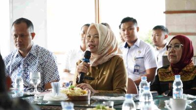 Kabupaten Bekasi - Plh. Sekretaris Daerah (Sekda) Kabupaten Bekasi, Ida Farida, mengikuti Rapat Koordinasi Usulan Bus Rapid Transit (BRT) Trans Jabodetabek rute Jakarta-Cikarang Raya yang digelar di Function Room Jababeka Golf & Country Club, Cikarang Timur, Senin (8/9/2025). Foto: Ist