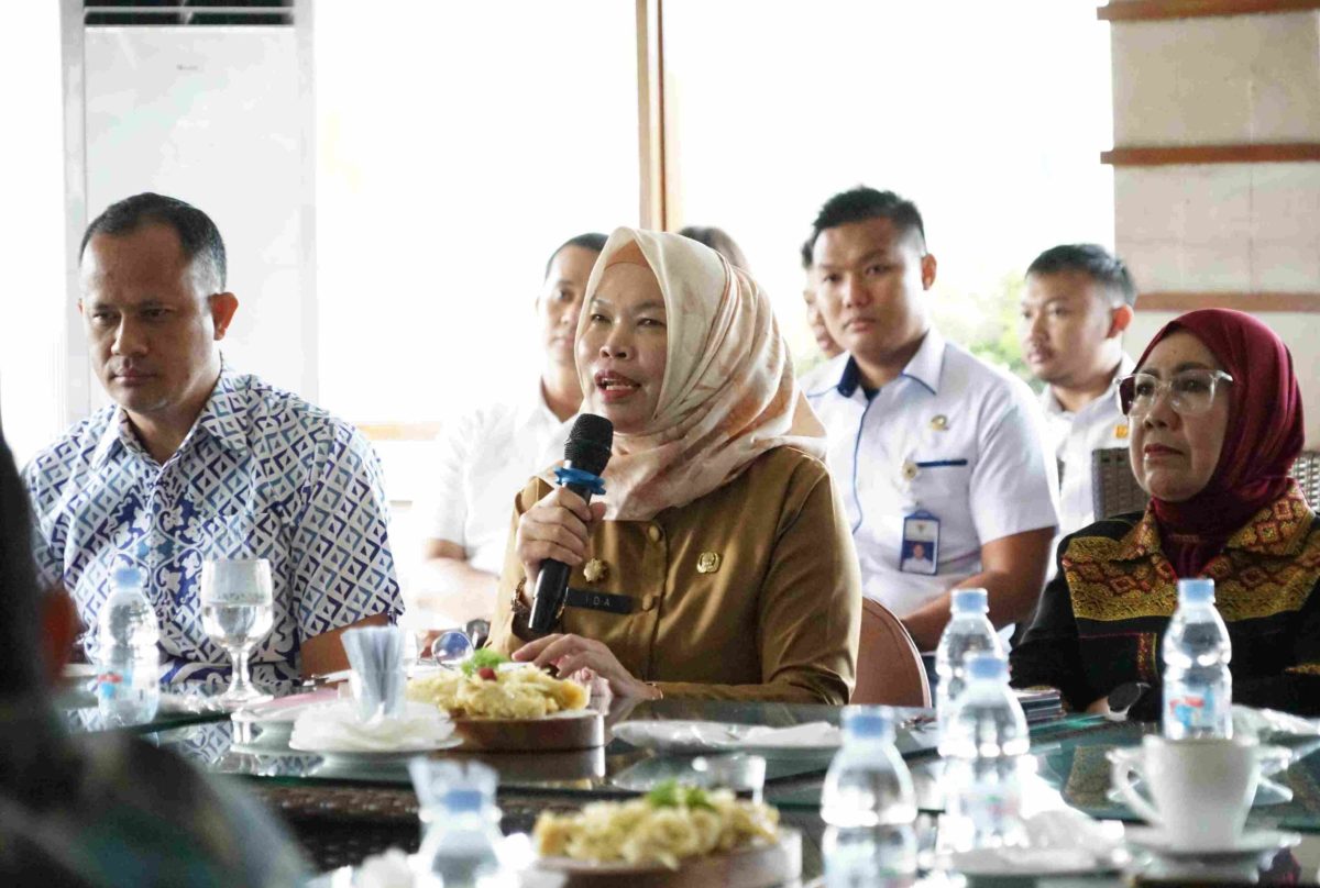 Kabupaten Bekasi - Plh. Sekretaris Daerah (Sekda) Kabupaten Bekasi, Ida Farida, mengikuti Rapat Koordinasi Usulan Bus Rapid Transit (BRT) Trans Jabodetabek rute Jakarta-Cikarang Raya yang digelar di Function Room Jababeka Golf & Country Club, Cikarang Timur, Senin (8/9/2025). Foto: Ist