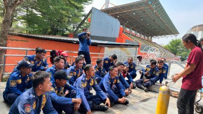 Kabupaten Bekasi - Tahun 2025, Damkar Kabupaten Bekasi mencatat 235 kasus penyelamatan, jauh lebih banyak dari kasus kebakaran. Berbagai pelatihan terus digalakkan untuk meningkatkan kesigapan tim dalam menghadapi beragam situasi darurat, mulai dari evakuasi sarang tawon, penyelamatan hewan, hingga korban terjebak di gedung tinggi. Wujud komitmen Damkar untuk selalu siap melayani masyarakat. Foto: Ist