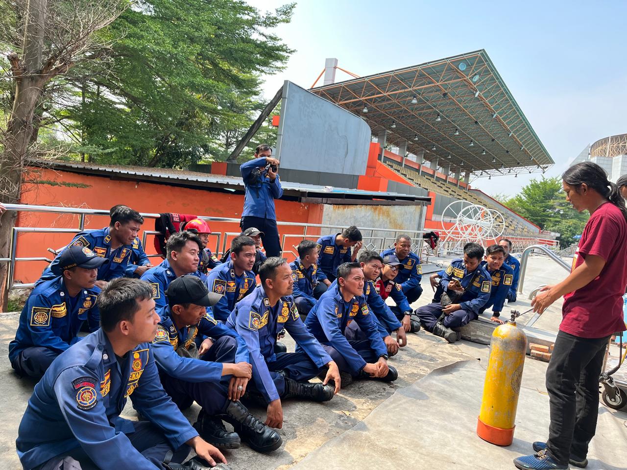 Kabupaten Bekasi - Tahun 2025, Damkar Kabupaten Bekasi mencatat 235 kasus penyelamatan, jauh lebih banyak dari kasus kebakaran. Berbagai pelatihan terus digalakkan untuk meningkatkan kesigapan tim dalam menghadapi beragam situasi darurat, mulai dari evakuasi sarang tawon, penyelamatan hewan, hingga korban terjebak di gedung tinggi. Wujud komitmen Damkar untuk selalu siap melayani masyarakat. Foto: Ist