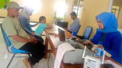 Kabupaten Bekasi - Warga Desa Sukabungah Kecamatan Bojongmangu antusias memanfaatkan layanan pajak dari Bapenda Kabupaten Bekasi di kantor desa setempat, Selasa (9/9/2025). Foto: Ist/Gobekasi.id.