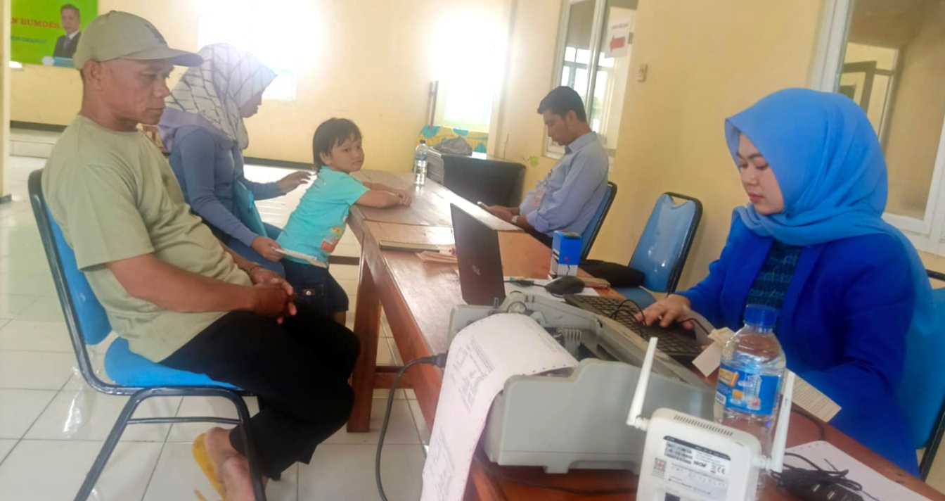 Kabupaten Bekasi - Warga Desa Sukabungah Kecamatan Bojongmangu antusias memanfaatkan layanan pajak dari Bapenda Kabupaten Bekasi di kantor desa setempat, Selasa (9/9/2025). Foto: Ist/Gobekasi.id.