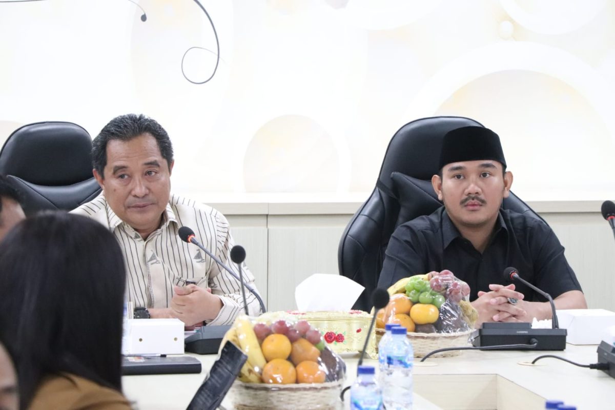 Kabupaten Bekasi - Bupati Bekasi Ade Kuswara Kunang dan Wakil Bupati Bekasi Asep Surya Atmaja serta Forkopimda menerima Kunjungan Kerja dari Direktur Jenderal Politik dan Pemerintahan Umum Kemendagri di Ruang Rapat Bupati Kompleks Pemkab Bekasi Cikarang Pusat, Selasa (9/9/2025). Foto: Ist/Gobekasi.id.