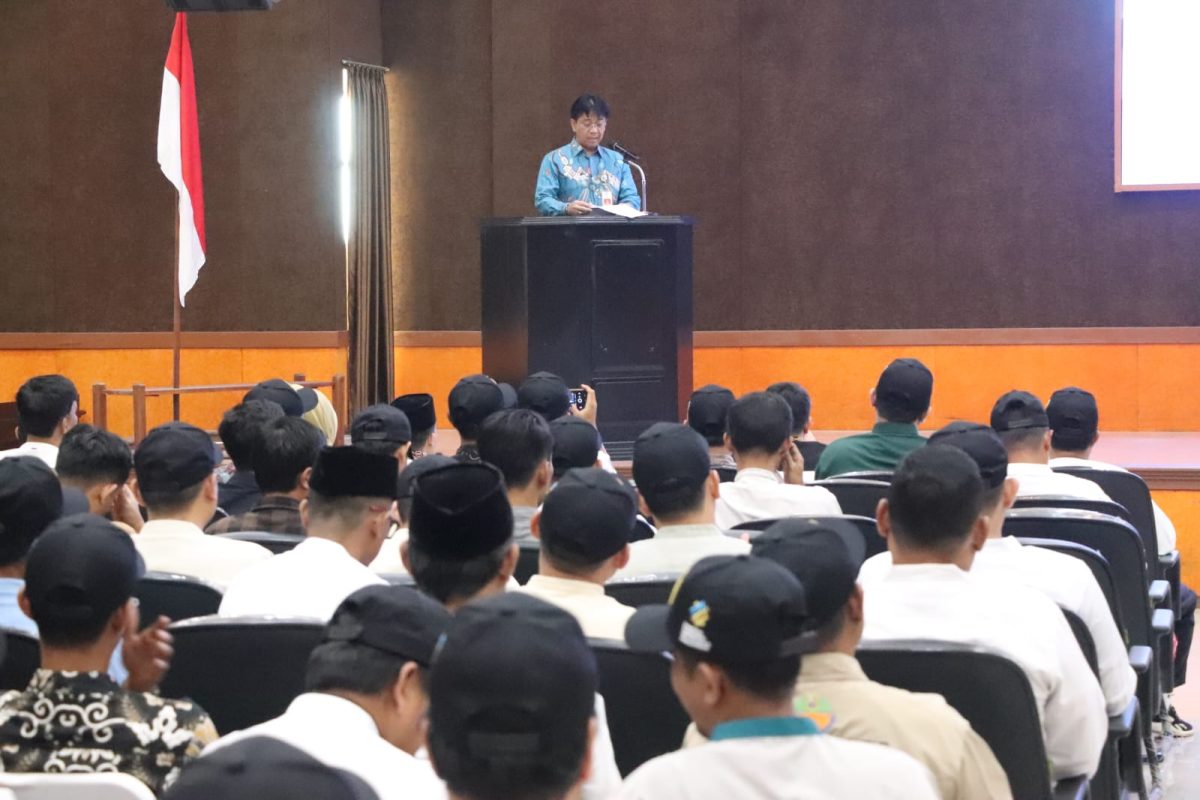 Kabupaten Bekasi - Asisten Pemerintahan dan Kesejahteraan Rakyat (Asda I) pada Sekretariat Daerah Kabupaten Bekasi Hudaya mewakili Bupati Bekasi menghadiri kegiatan Gerakan Ayah Teladan Kelas GAT-link Bagi ASN Laki-laki Pemda Kab.Bekasi. Bertempat di Ruang KH Noer Alie Kompleks Pemkab Bekasi Cikarang Pusat, Jum'at (12/9/2025). Foto: Ist/Gobekasi.id.