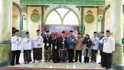Kabupaten Bekasi - Ponpes At Taqwa Pusat Kecamatan Babelan keluar sebagai juara umum pada ajang Musabaqoh Qiroatil Kutub (MQK) Tingkat Kabupaten Bekasi Tahun 2025 yang berlangsung di Ponpes Sirojul Ummah, Kampung Pelaukan, Desa Karangrahayu, Kecamatan Karangbahagia, pada Rabu (17/9/2025). Foto: Ist/Gobekasi.id.