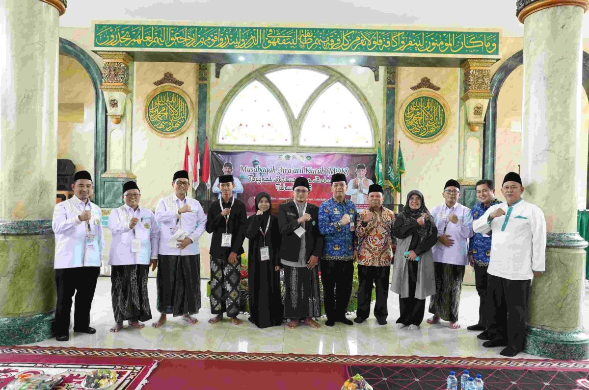Kabupaten Bekasi - Ponpes At Taqwa Pusat Kecamatan Babelan keluar sebagai juara umum pada ajang Musabaqoh Qiroatil Kutub (MQK) Tingkat Kabupaten Bekasi Tahun 2025 yang berlangsung di Ponpes Sirojul Ummah, Kampung Pelaukan, Desa Karangrahayu, Kecamatan Karangbahagia, pada Rabu (17/9/2025). Foto: Ist/Gobekasi.id.