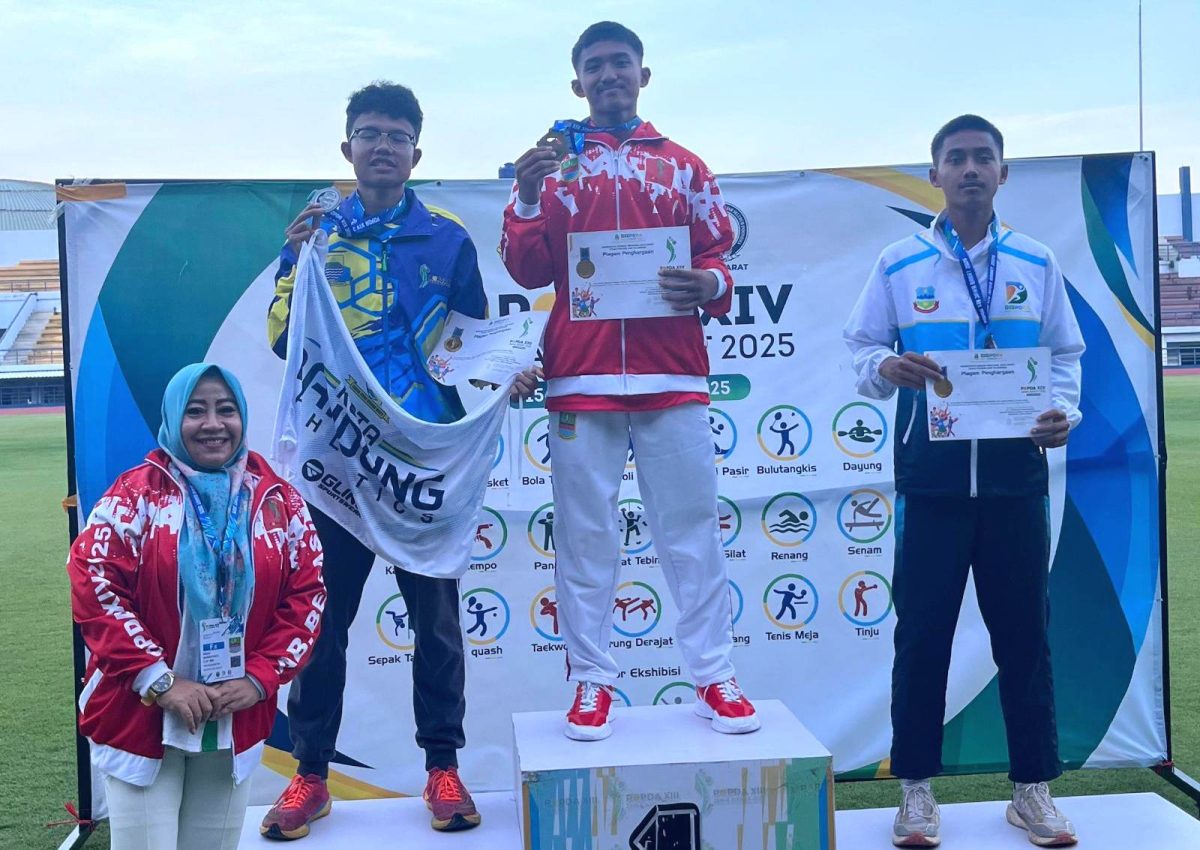 Kabupaten Bekasi - Kilau prestasi dari lintasan 400 meter, Dimar Juliyo buktikan semangat juang Kabupaten Bekasi dengan medali emas di Popda Jabar 2025. Foto: Ist/Gobekasi.id.