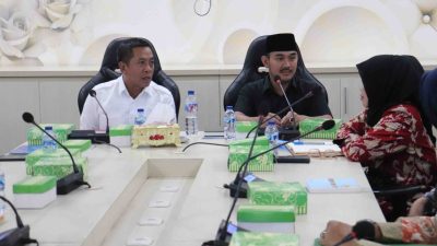 Kabupaten Bekasi - Bupati Bekasi Ade Kuswara Kunang bersama Bupati Karawang Aep Syaepuloh melakukan pertemuan dalam rangka membahas ekspose kondisi existing PT. Jui Shin Indonesia serta rencana penguatan akses infrastruktur jalan di wilayah perbatasan, di ruang rapat Bupati Bekasi, Kompleks Pemkab Bekasi Cikarang Pusat, pada Kamis (25/9/2025). Foto : Ist/Gobekasi.id.