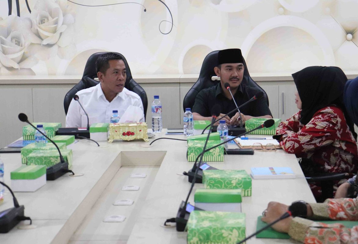 Kabupaten Bekasi - Bupati Bekasi Ade Kuswara Kunang bersama Bupati Karawang Aep Syaepuloh melakukan pertemuan dalam rangka membahas ekspose kondisi existing PT. Jui Shin Indonesia serta rencana penguatan akses infrastruktur jalan di wilayah perbatasan, di ruang rapat Bupati Bekasi, Kompleks Pemkab Bekasi Cikarang Pusat, pada Kamis (25/9/2025). Foto : Ist/Gobekasi.id.