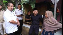 Kabupaten Bekasi -Bupati Bekasi Ade Kuswara Kunang bersama Kepala Disperkimtan, Nur Chaidir meninjau salah satu rumah warga penerima manfaat dari program rumah tidak layak huni (Rutilahu). Foto : Ist/Gobekasi.id.