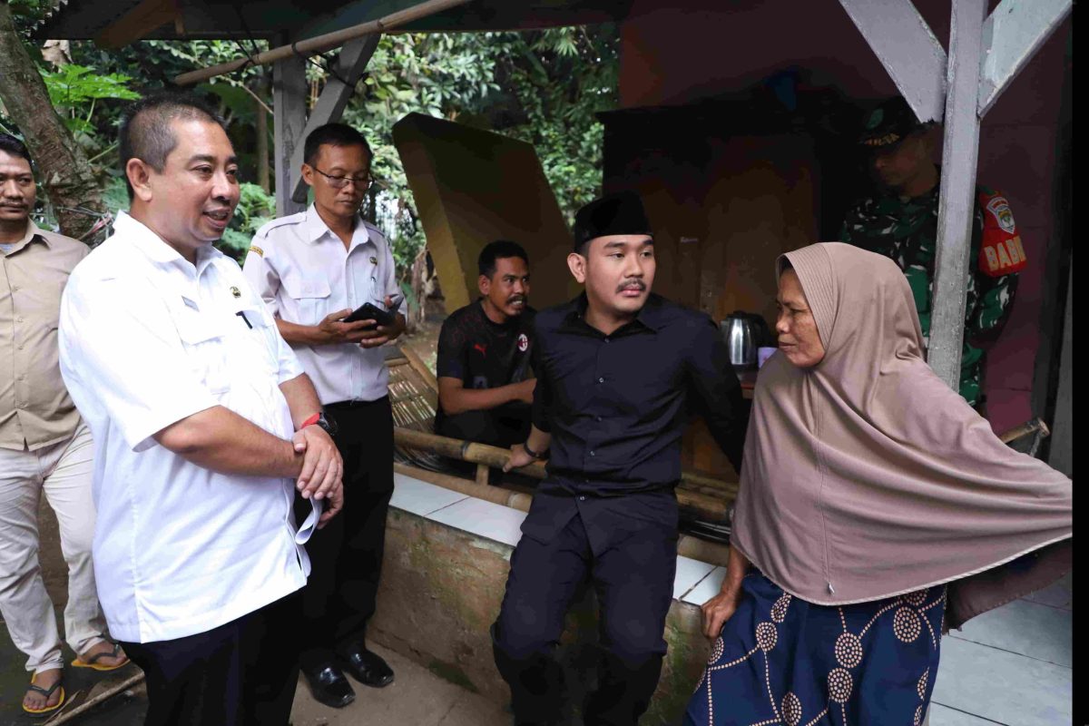 Kabupaten Bekasi -Bupati Bekasi Ade Kuswara Kunang bersama Kepala Disperkimtan, Nur Chaidir meninjau salah satu rumah warga penerima manfaat dari program rumah tidak layak huni (Rutilahu). Foto : Ist/Gobekasi.id.