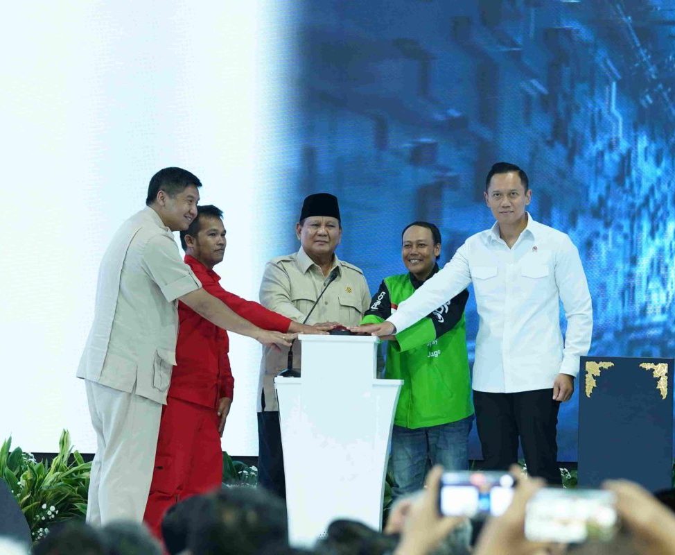 Kabupaten Bekasi - Peresmian Akad Massal 26 Ribu KPR Sejahtera FLPP sekaligus Serah Terima Kunci, yang dihadiri langsung oleh Presiden Republik Indonesia, Prabowo Subianto, di Perumahan Pesona Kahuripan 10, Cileungsi, Kabupaten Bogor, Jawa Barat, Senin (29/9/2025). Foto: Ist/Gobekasi.id.