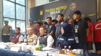 Kota Bekasi - Konferensi Pers Polres Metro Bekasi soal penangkapan seorang pria berinisial DD (26) yang diduga menjadi perantara peredaran sabu, Sabtu (13/9/2025). Foto: Ist