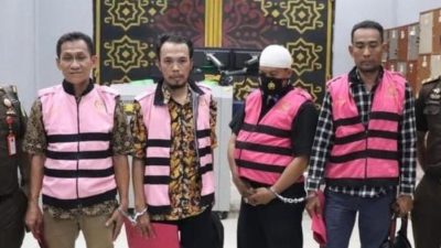 Kabupaten Bekasi - SH (Pj Kades Sumberjaya 2023–2024), SJ (Sekdes 2024), GR (Kaur Keuangan merangkap operator Siskeudes 2024), dan MSA (Direktur CV Sinar Alam Inti Jaya) jadi tersangka korupsi dana desa Kabupaten Bekasi. Foto: Ist/Gobekasi.id.