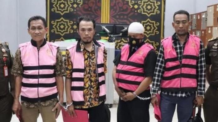 Kabupaten Bekasi - SH (Pj Kades Sumberjaya 2023–2024), SJ (Sekdes 2024), GR (Kaur Keuangan merangkap operator Siskeudes 2024), dan MSA (Direktur CV Sinar Alam Inti Jaya) jadi tersangka korupsi dana desa Kabupaten Bekasi. Foto: Ist/Gobekasi.id.