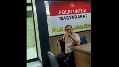 Kabupaten Bekasi - Oknum Anggota Polsek Cikarang Utara yang menolak laporan warga viral. Foto:: Tangkapan layar video