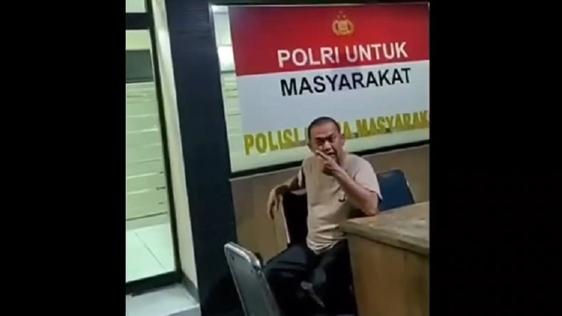Kabupaten Bekasi - Oknum Anggota Polsek Cikarang Utara yang menolak laporan warga viral. Foto:: Tangkapan layar video