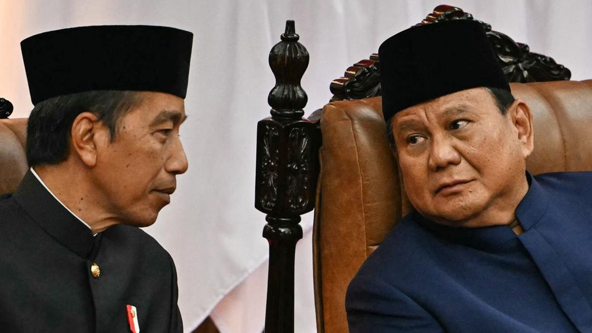 Bekasi - Presiden ke-7 RI Joko Widodo dan Presiden RI Periode 2024/2029, Prabowo Subianto. (AFP/BAY ISMOYO).