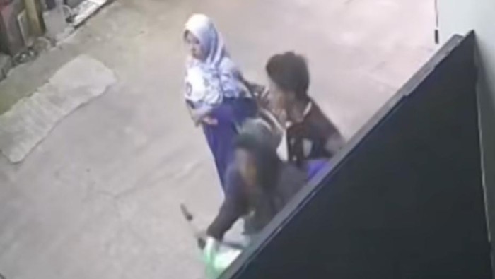 Kota Bekasi - Tangkapan layar video yang menunjukan aksi jambret terhadap ibu-ibu di Jatiasih, Kota Bekasi.