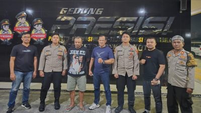 Kota Bekasi - Pria yang aniaya kurir menggunakan sajam usai anter paket COD menyerahkan diri ke Polres Metro Bekasi Kota, Minggu (28/9/2025). Foto: Ist