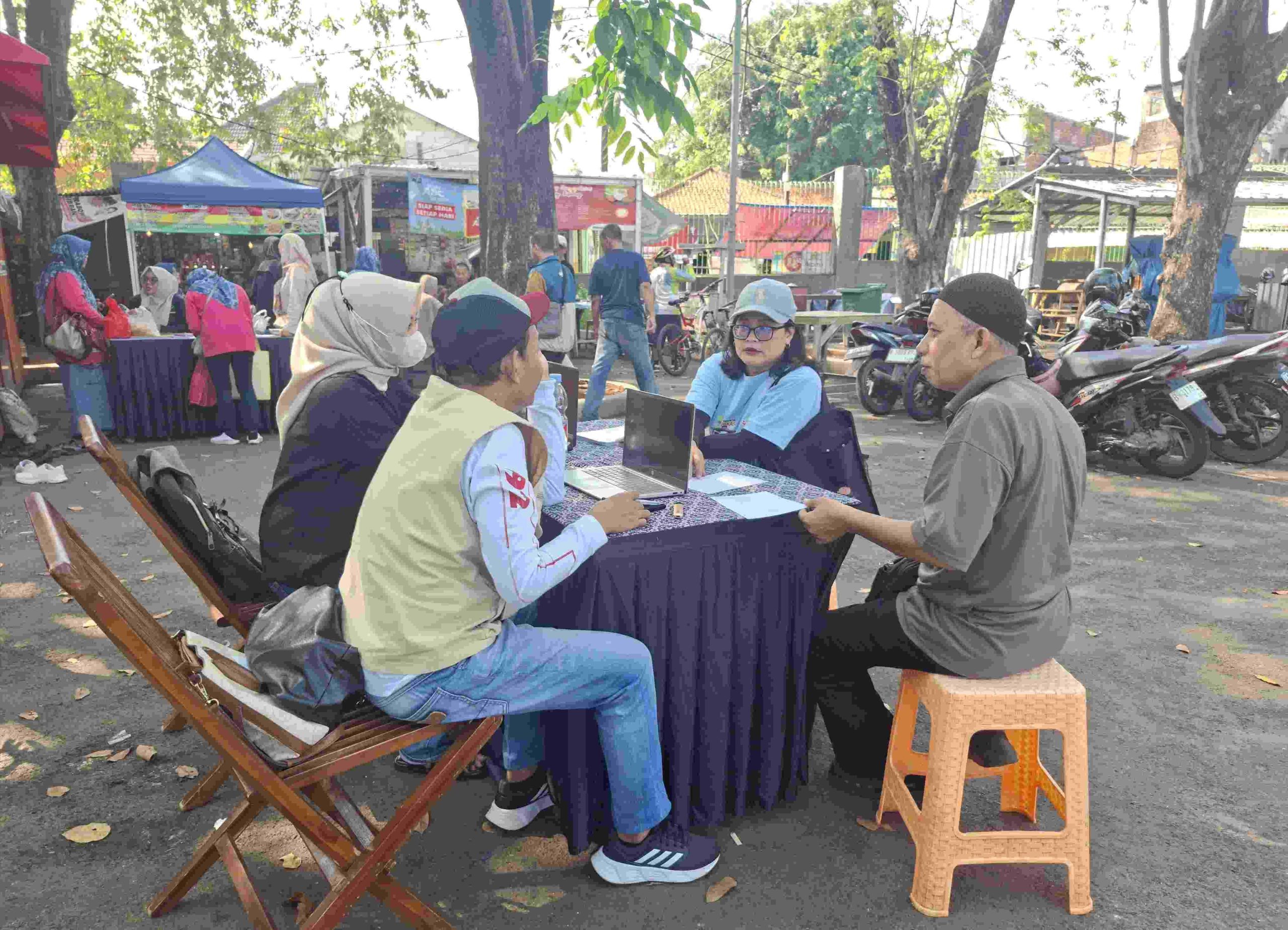 Kabupaten Bekasi - Ratusan pelaku UMKM di Kabupaten Bekasi mendapatkan fasilitas pembuatan sertifikat halal dan Nomor Induk Berusaha (NIB) secara gratis. Foto: Ist