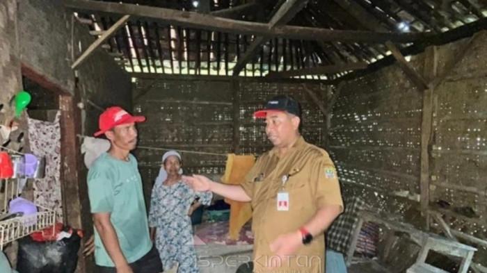 Kabupaten Bekasi - Kepala Disperkimtan, Nur Chaidir menyambangi rumah reot Nenek Sodijah. Foto: Ist