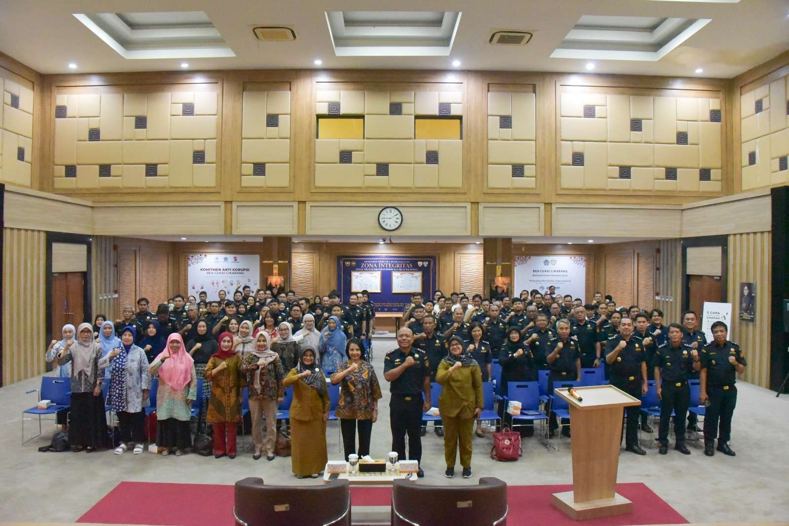 Kabupaten Bekasi - Dinas Lingkungan Hidup (DLH) Kabupaten Bekasi mendorong penerapan budaya kerja ramah lingkungan di lingkungan perkantoran melalui program Eco Office. Foto: Ist/Gobekasi.id.