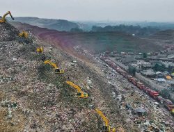 Kekuasaan Menumpuk Lebih Tinggi dari Gunung Sampah