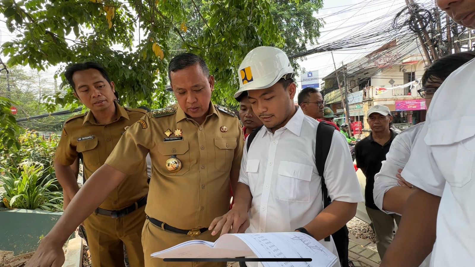 Kota Bekasi - Wali Kota Bekasi, Tri Adhianto meninjau langsung proses revitalisasi kali di Kayuringin Jaya, Bekasi Selatan. Foto: Ist/Gobekasi.id.