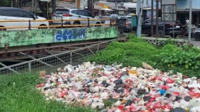 Kota Bekasi - Sampah menumpuk di Kali Bekasi Timur hingga menimbulkan bau tak sedap. Foto: Ist
