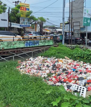 Kota Bekasi - Sampah menumpuk di Kali Bekasi Timur hingga menimbulkan bau tak sedap. Foto: Ist