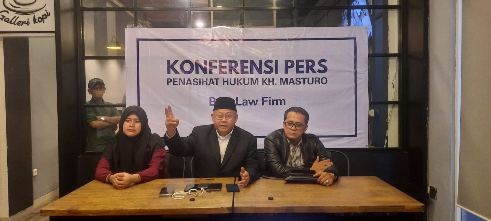 Kota Bekasi - Kuasa Hukum Keluarga Masturo, Bambang Sunaryo memberikan keterangan kepada wartawan di Kawasan Galaxy Bekasi Selatan, Kota Bekasi, Rabu (1/10/2025). Septian/Gobekasi.id