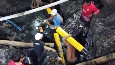 Kota Bekasi - Petugas dari PT Sinergi Patriot (Perseroda) Kota Bekasi, saat melakukan perbaikan kebocoran pipa gas. Foto: Septian/Gobekasi.id.