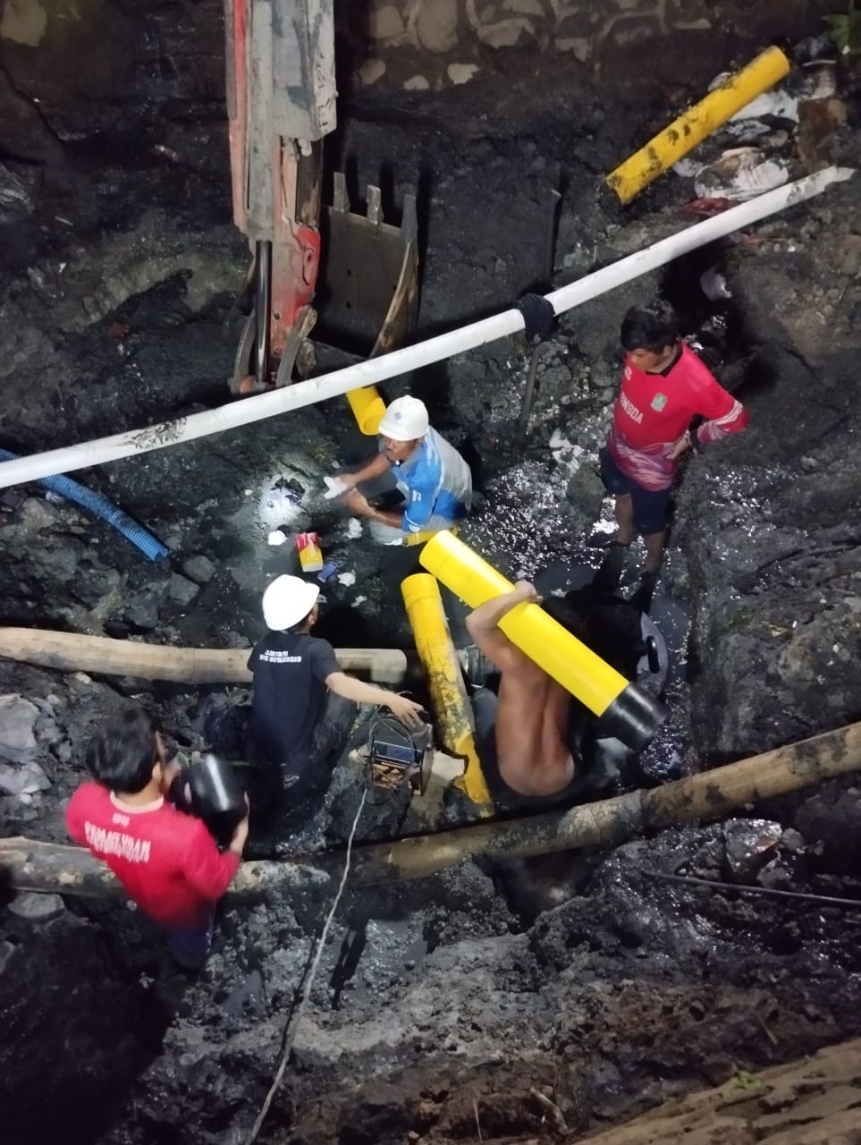 Kota Bekasi - Petugas dari PT Sinergi Patriot (Perseroda) Kota Bekasi, saat melakukan perbaikan kebocoran pipa gas. Foto: Septian/Gobekasi.id.