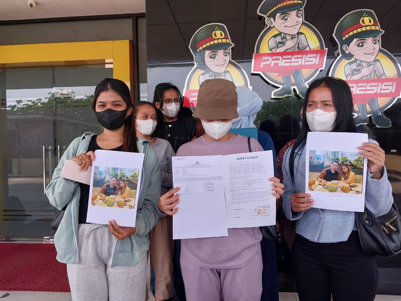 Kota Bekasi - Sejumlah wanita mengaku menjadi korban investasi bodong usaha bulu mata Bellashes Beaity dan melaporkannya ke Polres Metro Bekasi Kota, Sabtu (4/10/2025). Foto: Yessiana/Gobekasi.id.