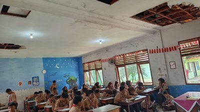 Kota Bekasi - Ratusan siswa SMPN 62 Kota Bekasi masih harus belajar di bangunan sementara bekas Kantor Kelurahan Medan Satria yang kini kondisinya nyaris roboh dan tidak layak digunakan. Foto: Septian/Gobekasi.id