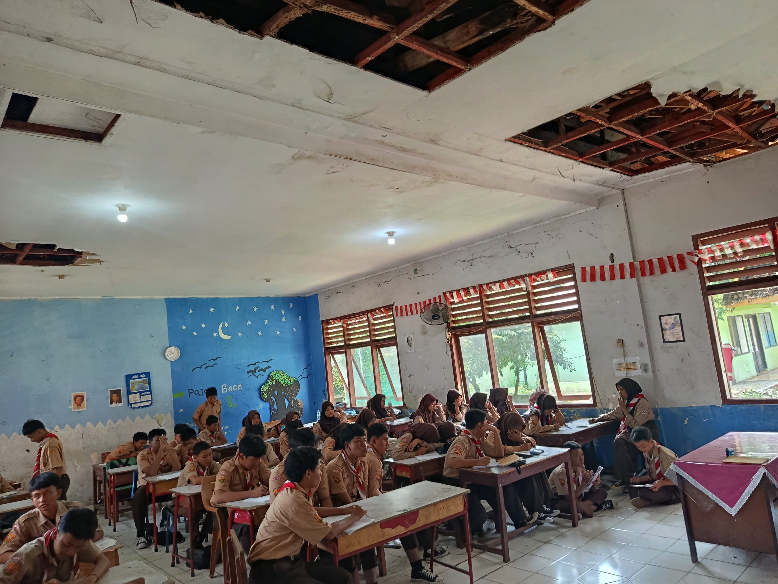 Kota Bekasi - Ratusan siswa SMPN 62 Kota Bekasi masih harus belajar di bangunan sementara bekas Kantor Kelurahan Medan Satria yang kini kondisinya nyaris roboh dan tidak layak digunakan. Foto: Septian/Gobekasi.id