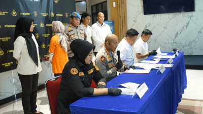 Kota Bekasi - Polres Metro Bekasi menggelar konferensi pers penangkapan perempuan bernama Suila Rohill alias SR (36) yang diduga menjadi otak penipuan jual beli tanah kavling fiktif di kawasan Jalan Pilar Sukatani, Desa Karangsentosa, Kecamatan Karangbahagia, Kabupaten Bekasi. Foto: Ist/Gobekasi.id.