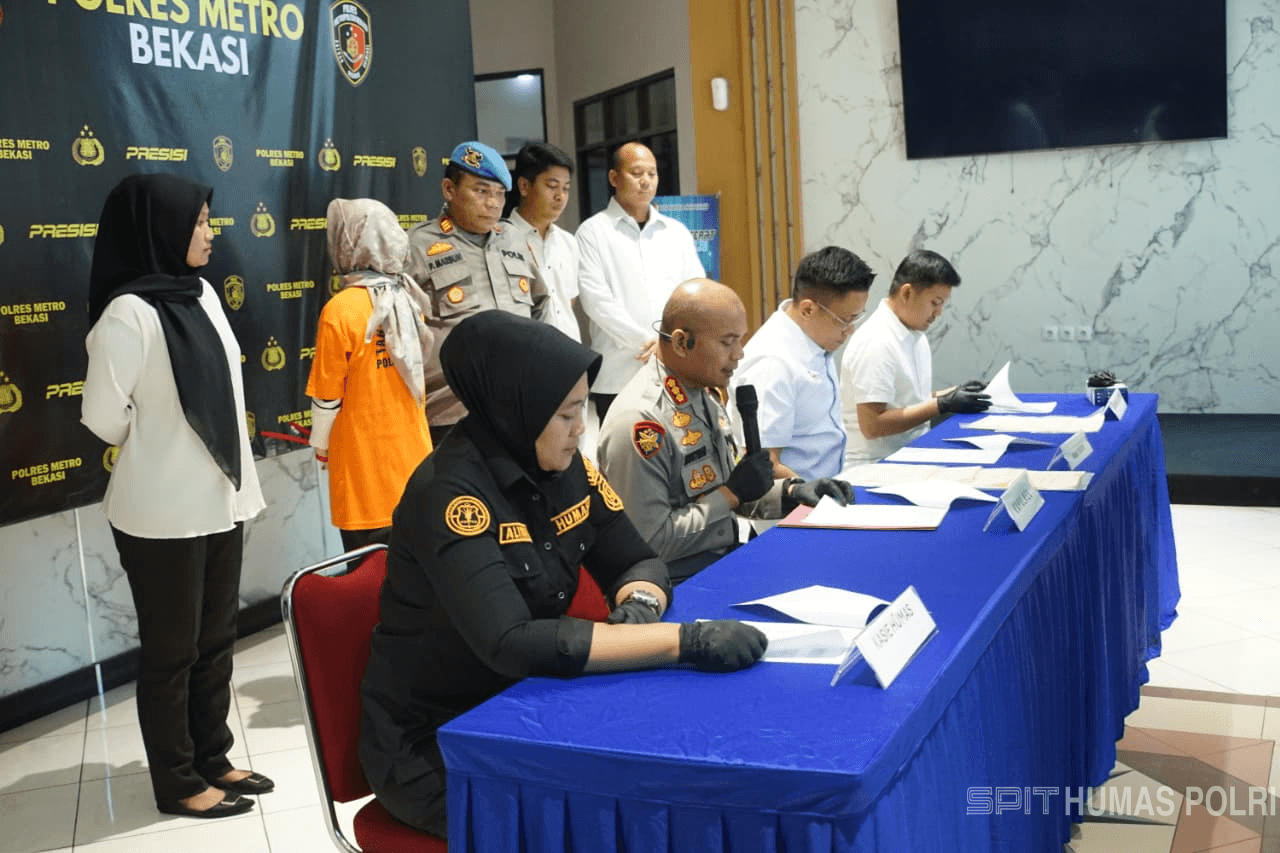 Kota Bekasi - Polres Metro Bekasi menggelar konferensi pers penangkapan perempuan bernama Suila Rohill alias SR (36) yang diduga menjadi otak penipuan jual beli tanah kavling fiktif di kawasan Jalan Pilar Sukatani, Desa Karangsentosa, Kecamatan Karangbahagia, Kabupaten Bekasi. Foto: Ist/Gobekasi.id.