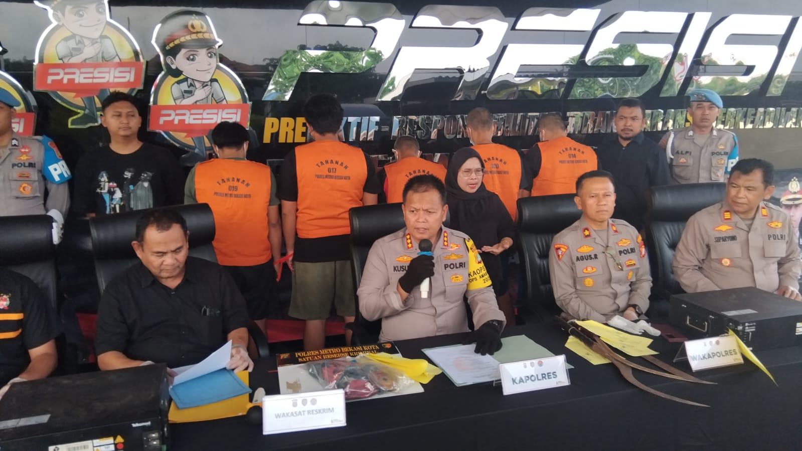 Kota Bekasi - Polres Metro Bekasi Kota merilis penetapan tersangka komplotan pencuri kabel telkom. Foto: Septian/Gobekasi.id.