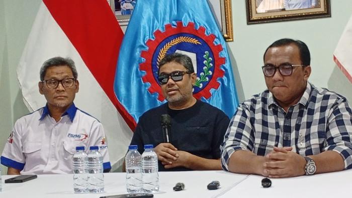 Kabupaten Bekasi - Presiden KSPSI Andi Gani Nena Wea (kanan) dalam konferensi pers persiapan Apel Besar Kebangsaan, di Kantor DPP KSPSI, Jakarta, Selasa (14/10/2025). Foto: Ist